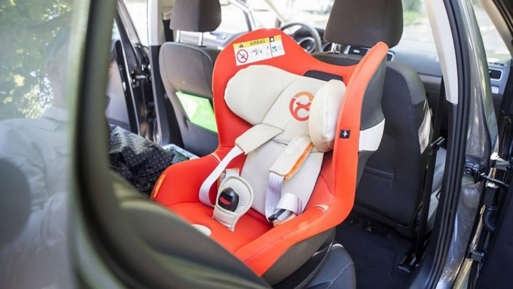 Bambini in auto, in vigore l'obbligo sui dispositivi antiabbandono